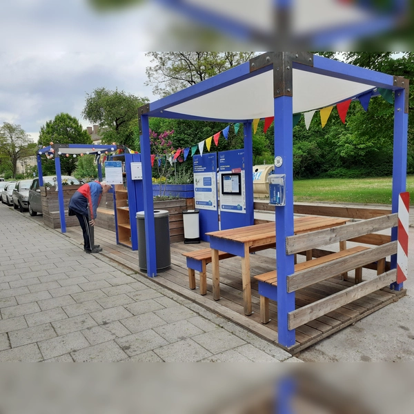 Zwei Parkplätze lang ist das Parklet, ein bunter Treffpunkt, der auch heuer wieder zum Lesen und Sich-Erholen einlädt.  (Foto: mha)