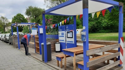 Zwei Parkplätze lang ist das Parklet, ein bunter Treffpunkt, der auch heuer wieder zum Lesen und Sich-Erholen einlädt.  (Foto: mha)