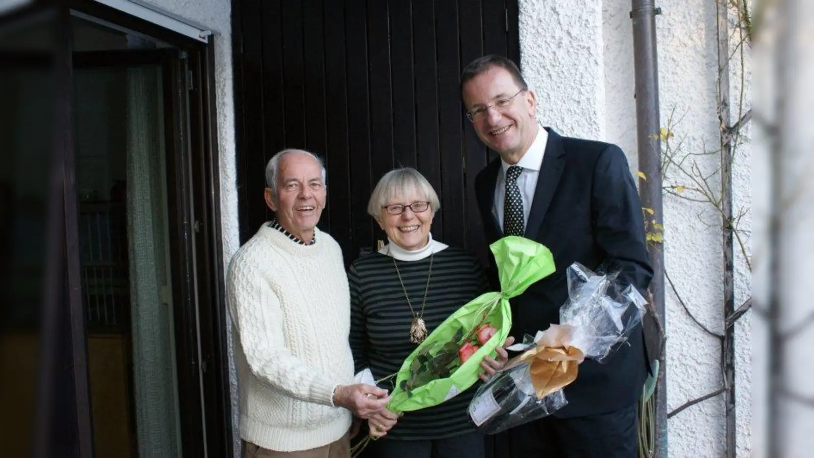 Oberbürgermeister Andreas Haas (r.) gratuliert Ingeborg und Gunther Keil zum 50. Hochzeitstag. (Foto: Eisinger)