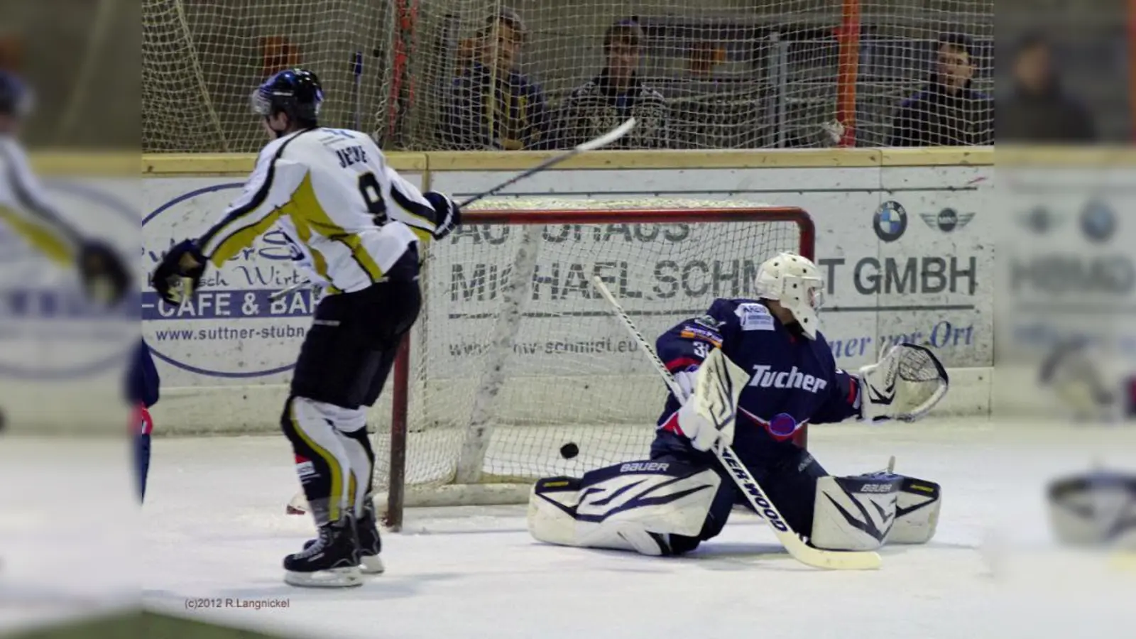 Spanndendes Spiel: Die Wanderers aus Germering gewannen gegen den EHC 80 Nürnberg. (Foto: R. Langnickel)