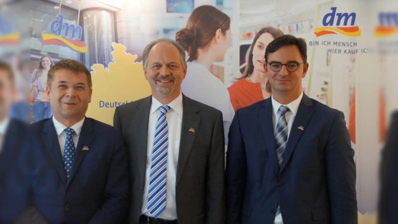 Michael Winkler (v.l.) und Bernd Kornmeyer,  Gebietsverantwortliche im Großraum München, sowie Martin Dallmeier, Mitglied der Geschäftsführung und Zuständig für den Bereich Finanzen und Controlling, stellten das dm-Geschäftsjahr 2015/2016 in München vor. (Foto: eis)