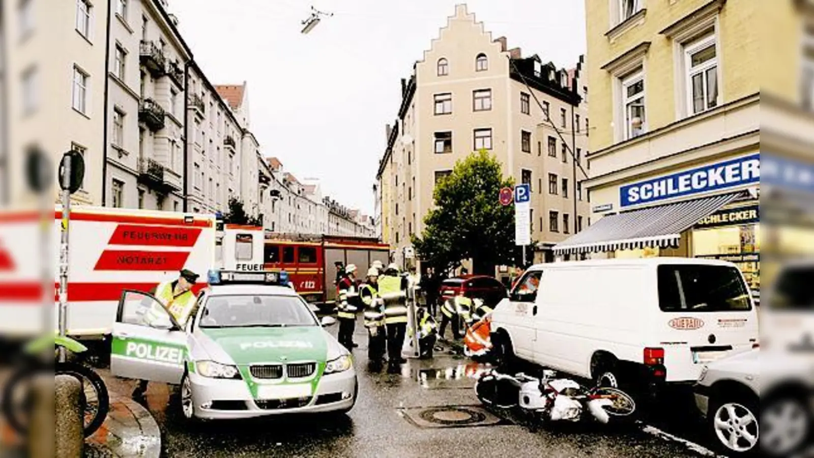 Motorradunfall im Dreimühlenviertel: Die Feuerwehr barg die verletzte Fahrerin. 	 (Foto: Feuerwehr)