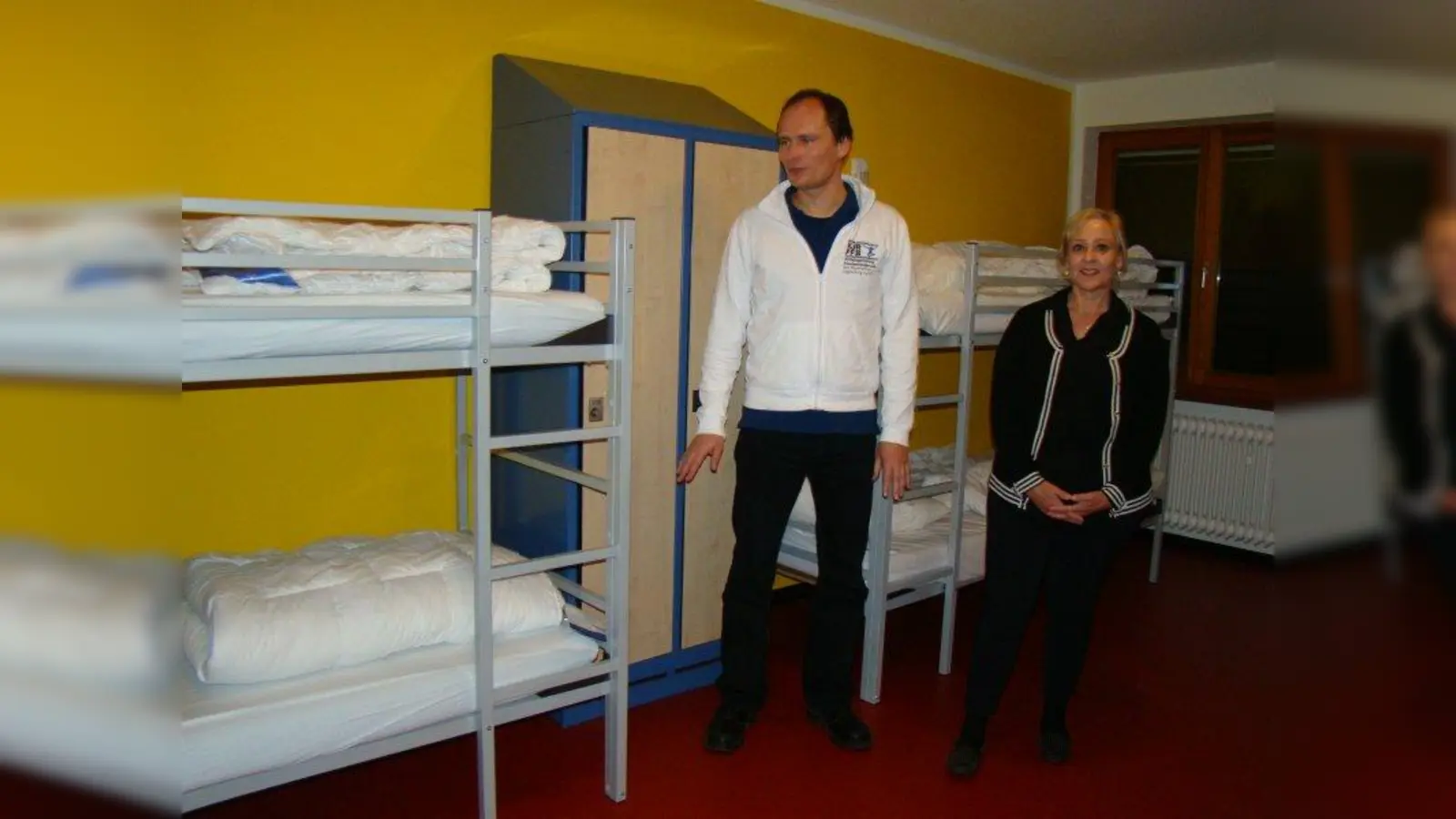 KJR-Geschäftsführer Thomas Boll und Sozialarbeiterin Alexandra Schultes inspizieren die künftigen Schlafzimmer. (Foto: pst)