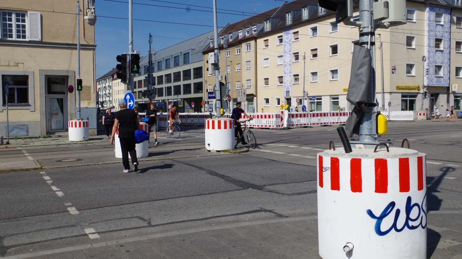 Bürger beklagen, dass an der Ampel in Agnes-Bernauer-Straße zu kurz Grün ist, um in einem Zug zu überqueren. (Foto: Beatrix Köber)