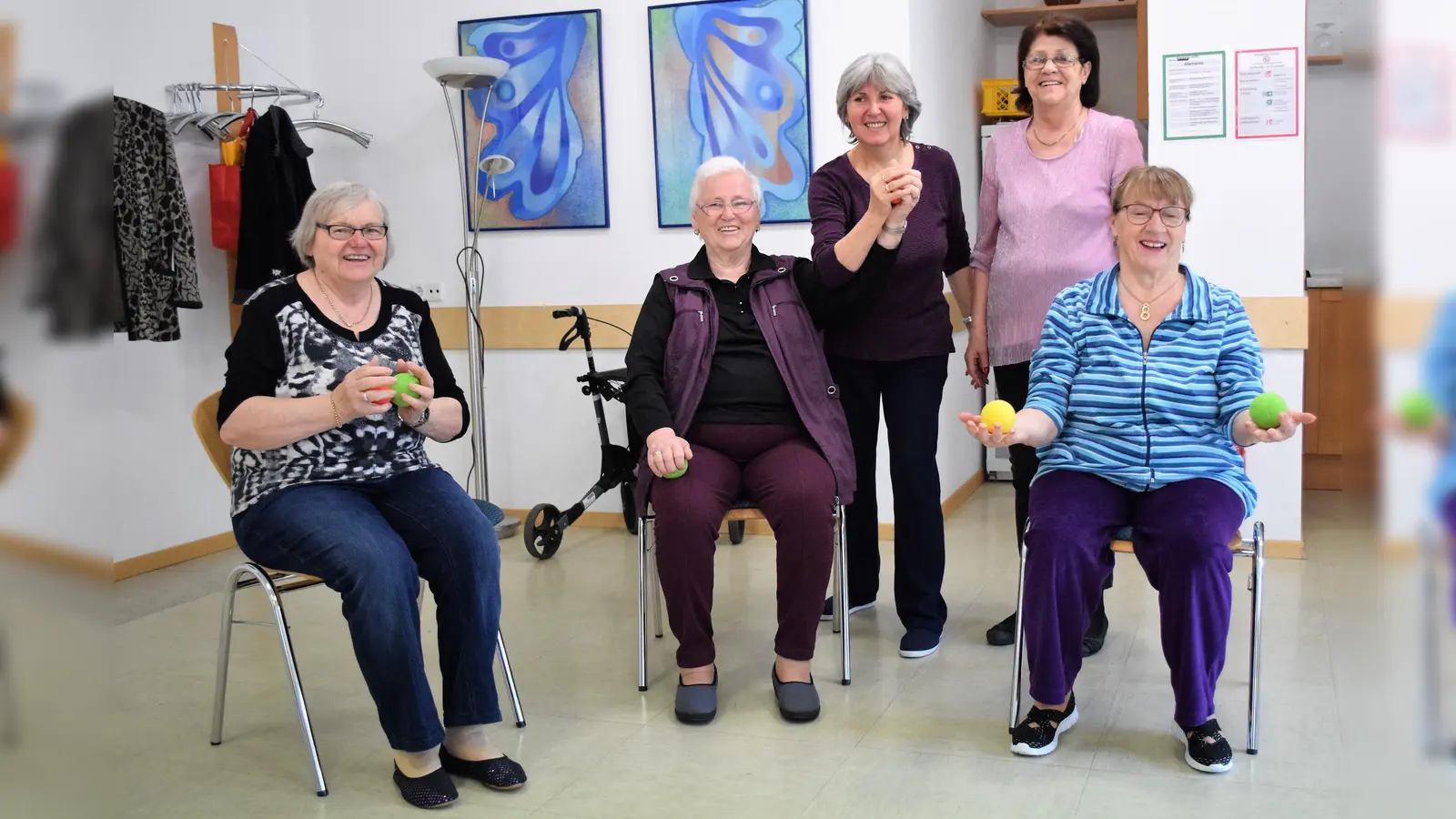 Edeltraut Hummy (Mitte) leitet die Sitzgymnastik in der Seniorenwohnanlage. Sie freut sich, wenn Mobiliät und Beweglichkeit der Seniorinnen und Senioren durch das regelmäßige Training verbessert werden. (Foto: dh)