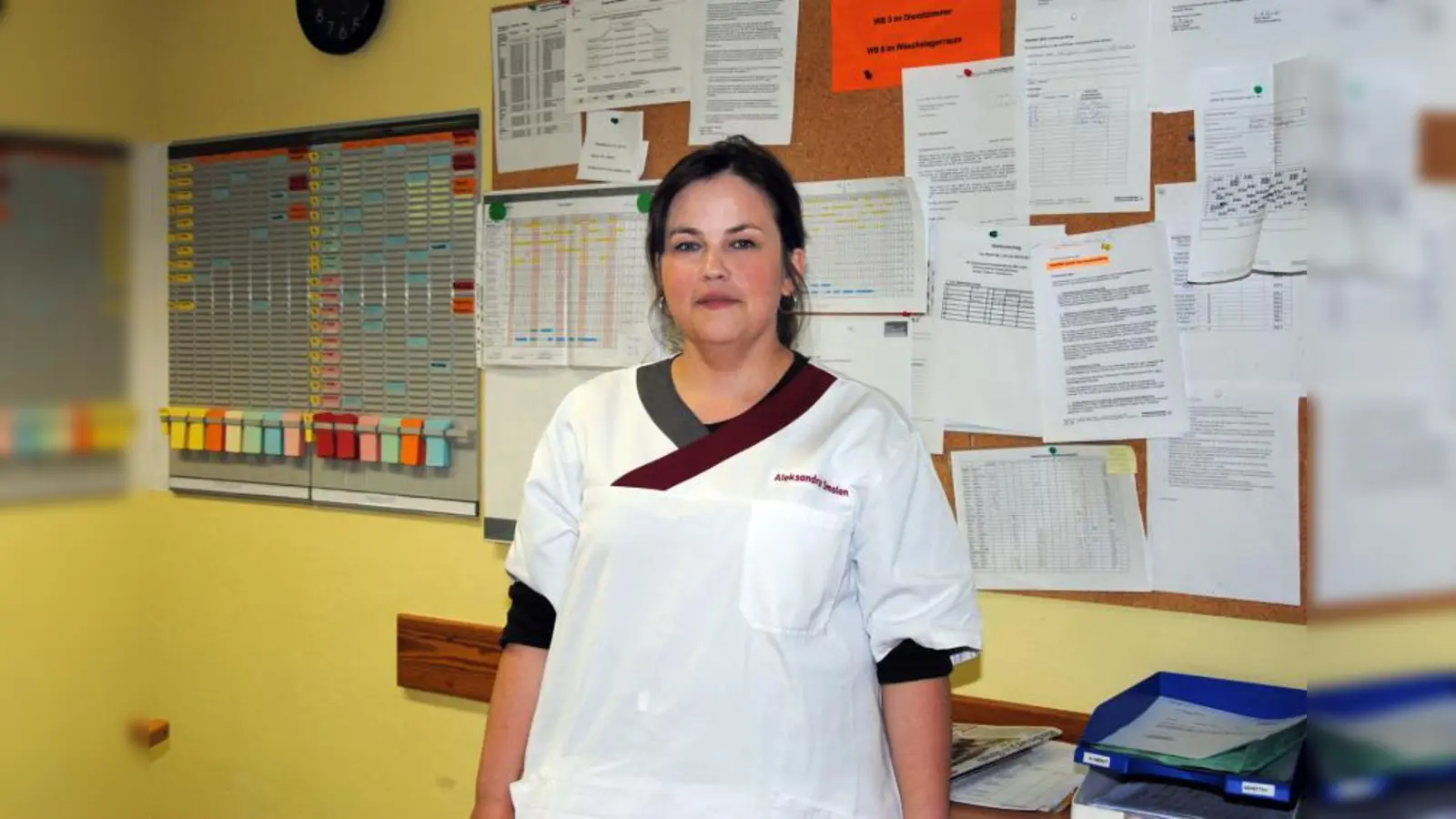 Aleksandra Smolen teilt als Wohnbereichsleiterin unter anderem die Dienstpläne für neun Pflegerinnen und drei Pfleger ein: „Es ist gut, wenn Männer in den Pflegebereichen tätig sind, dadurch entsteht eine entspanntere Atmosphäre.“ (Foto: Eva Schraft)