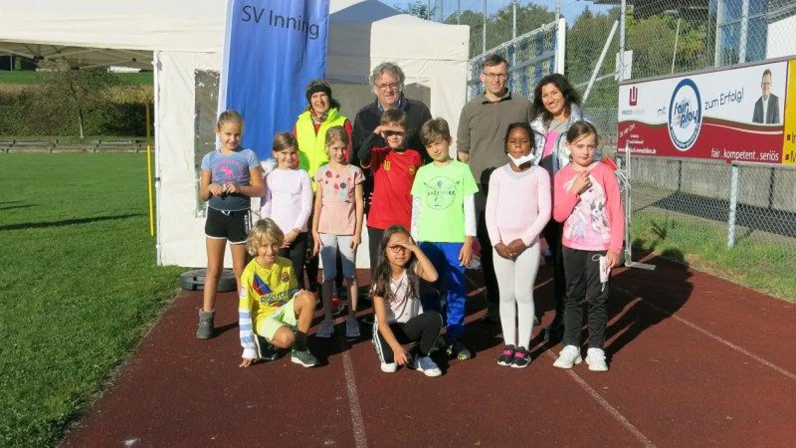 Monika Schüssler- Kafka (hinten von links), Helmut Gall, Franz Bauer und Anja Wagatha freuen sich über die rege Teilnahme der Grundschüler am Starnberger Landkreislauf. Mit auf dem Foto: Läuferinnen und Läufern der Klasse 3b. (Foto: Grundschule Inning)