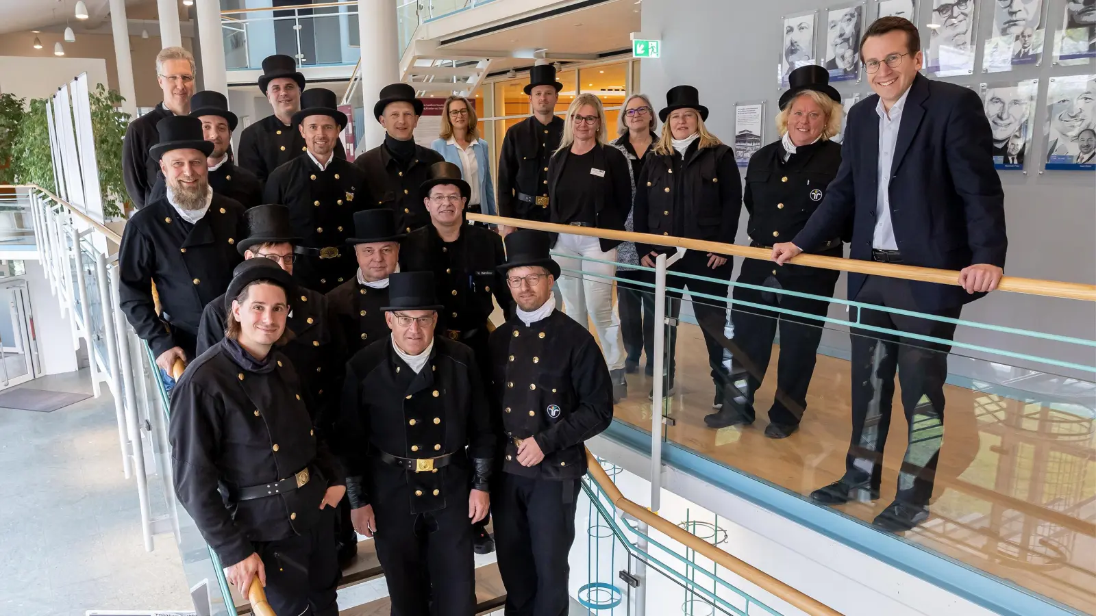 Landrat Stefan Frey (oben rechts) mit den 14 zuständigen Bezirkskaminkehrerinnen und -Kaminkehrern des Landkreises Starnberg, sowie die Geschäftsführerin Birgit Pazur (fünfte von rechts oben) und Obermeister Anton Dengg (unten rechts) der Kaminkehrer-Innung München Oberbayern. (Foto: Landratsamt Starnberg)