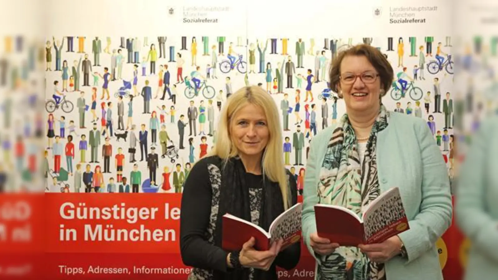Bürgermeisterin Christine Strobl (re.) und Sozialreferentin Dorothee Schiwy werfen einen ersten Blick in die zweite Auflage.	 (Foto: Landeshauptstadt München,Michael Nagy)