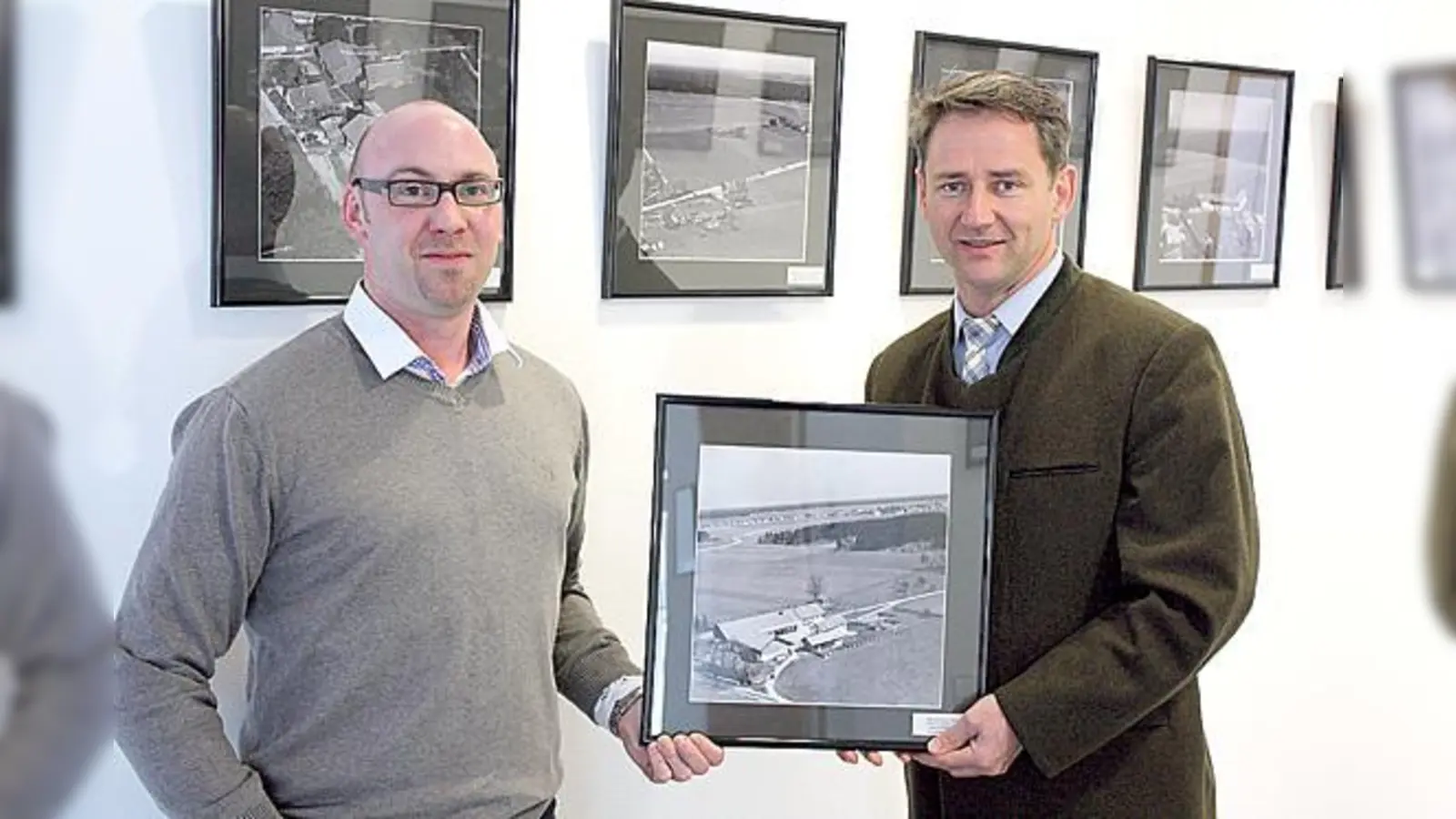 Archivar Norbert Loy &amp; Bürgermeister Stefan Kern in der Luftbilder-Ausstellung.	 (Foto: VA)