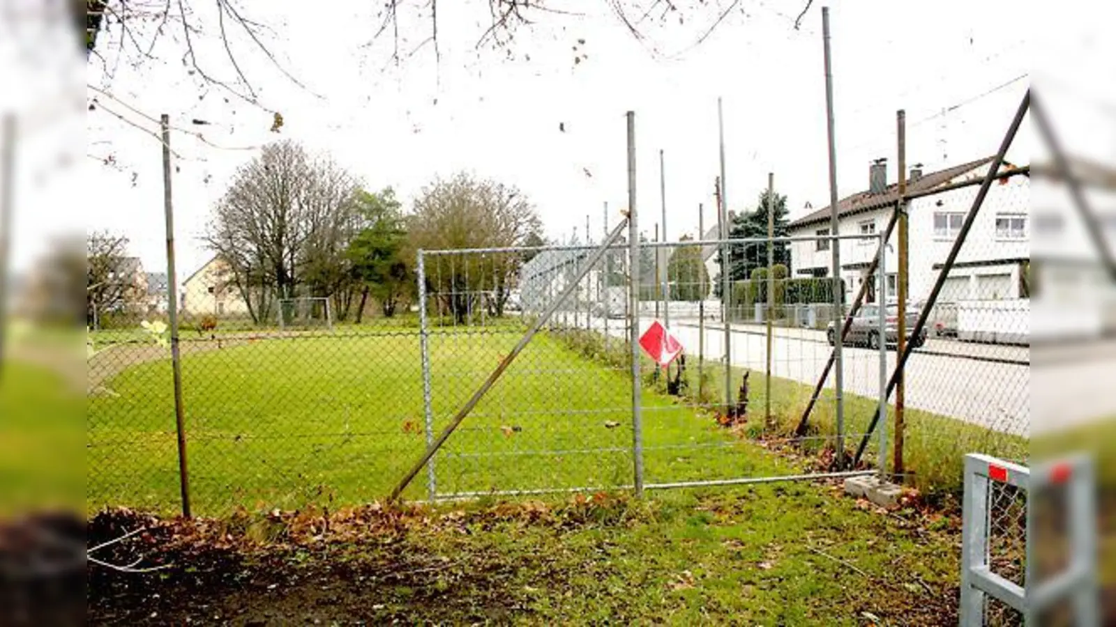 Voraussichtlich noch bis Ende des Jahres bleibt der Bolzplatz an der Herbergstraße gesperrt. 	 (Foto: ws)