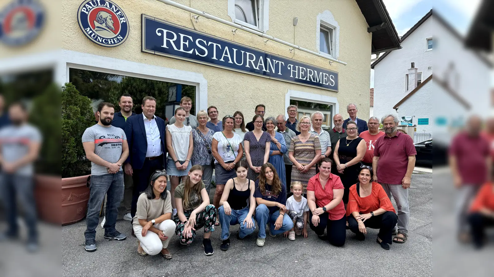 „Es ist nicht genug zu loben, dass Sie tagtäglich für die Sicherheit unserer Kinder sorgen. Jeder Einsatz, jede halbe Stunde ist Gold wert. Vielen, vielen herzlichen Dank dafür”, sagte Bürgermeister Peter Köstler (3.v.l.) zu den Schulweghelfern. Links Thomas Amann und Benedikt Dobmeier von der PI 46. (Foto: Ulrike Seiffert)