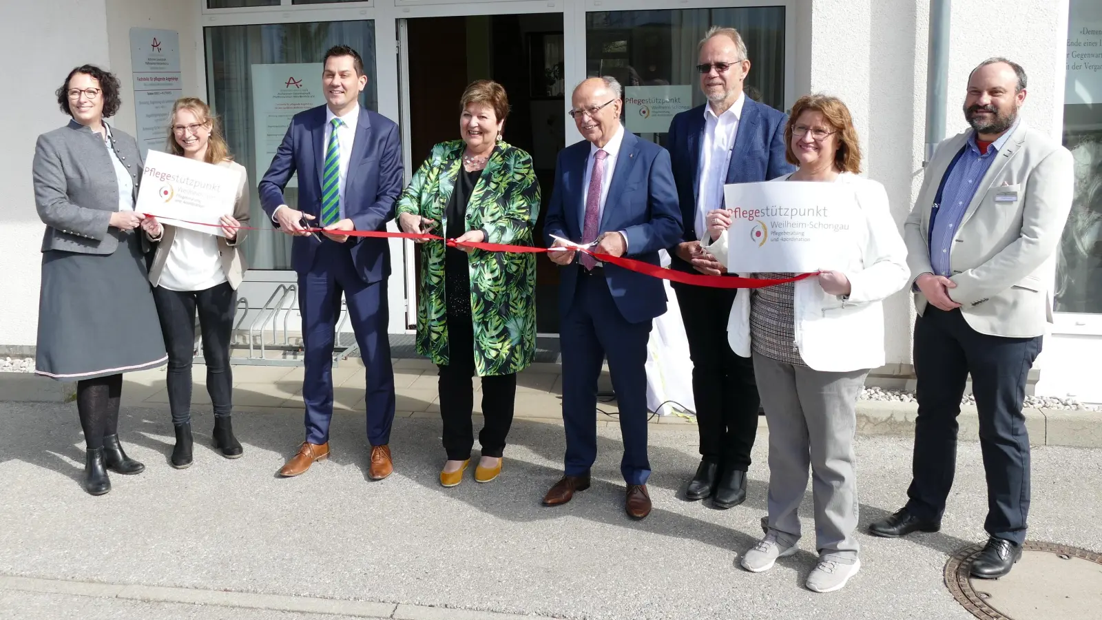 Gemeinsame Freude (von links): Stephanie Hör (Landratsamt), Lisa Jodl (Pflegestützpunkt), Siegfried Gemander (AOK), Landrätin Andrea Jochner-Weiß, Bezirkstagspräsident<br>Josef Mederer, Burkhard Hartmann (Alzheimer Gesellschaft), Claudia Altersberger ( Pflegestützpunkt) und Peter Steigenberger (Landratsamt) bei der Eröffnung des neuen Pflegestützpunktes. (Foto: LRA)
