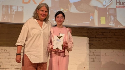 Sara zusammen mit der Autorin Annette Roeder. (Foto: Börsenverein Bayern)