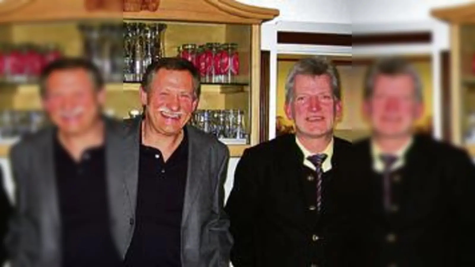 Hans Burglechner mit dem Vorsitzenden der Feuerwehr Mintraching, Hany Mayer (v.l.), vor dem von ihnen gebauten Schmuckstück.  (Foto: ba)