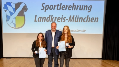 Landrat Christoph Göbel überreicht an Michelle Frank (l.) und Hannah Gasser (r.) vom FC Aschheim die verdienten Auszeichnungen.  (Foto: Robert Kinderle)