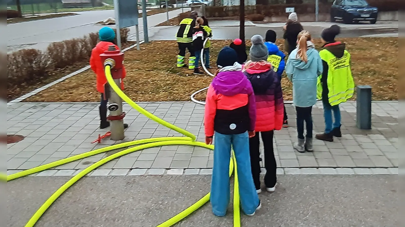 Gegen Ende der Führung durften die Schülerinnen und Schüler ihre Treffsicherheit unter Beweis stellen. (Foto: Feuerwehr Weßling)