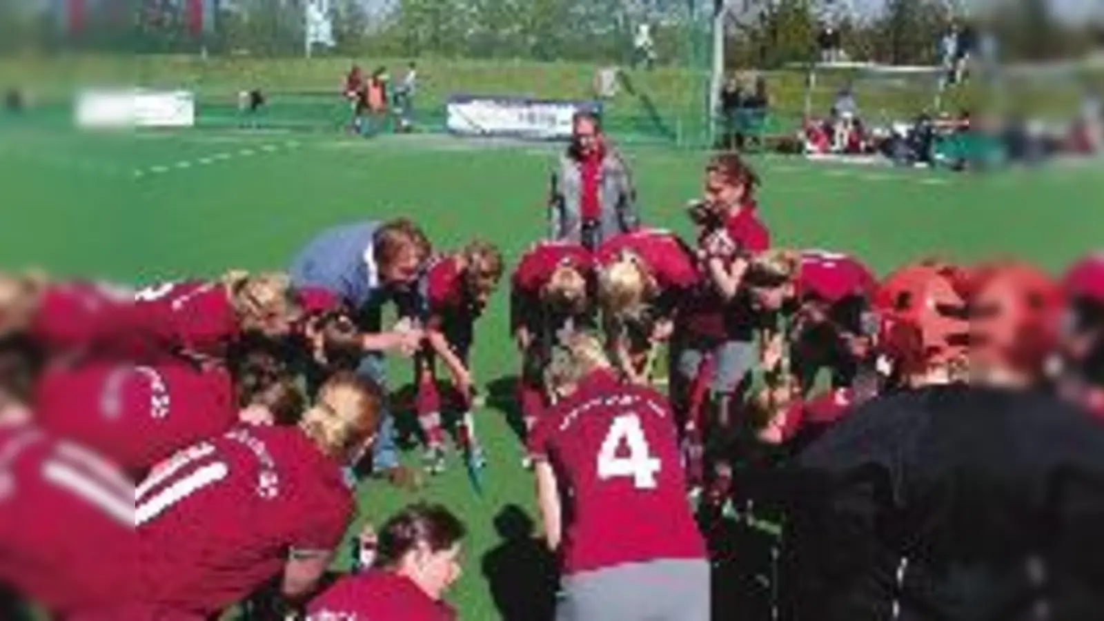 Dranbleiben Mädels! Der Teamgeist stimmte bei den MSC-Hockey-Damen zum Rückrundenauftakt. Ein verdienter 3:2 Sieg machte den Anfang zum Projekt »Mittelfeld  (halten!«Fotos: MSC)