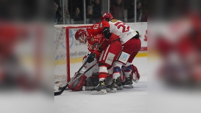Stürmer Philipp Quinlan wird auch in der nächsten Saison ins rot-weiße Trikot seines Heimatvereins EHC Klostersee schlüpfen. (Foto: smg)