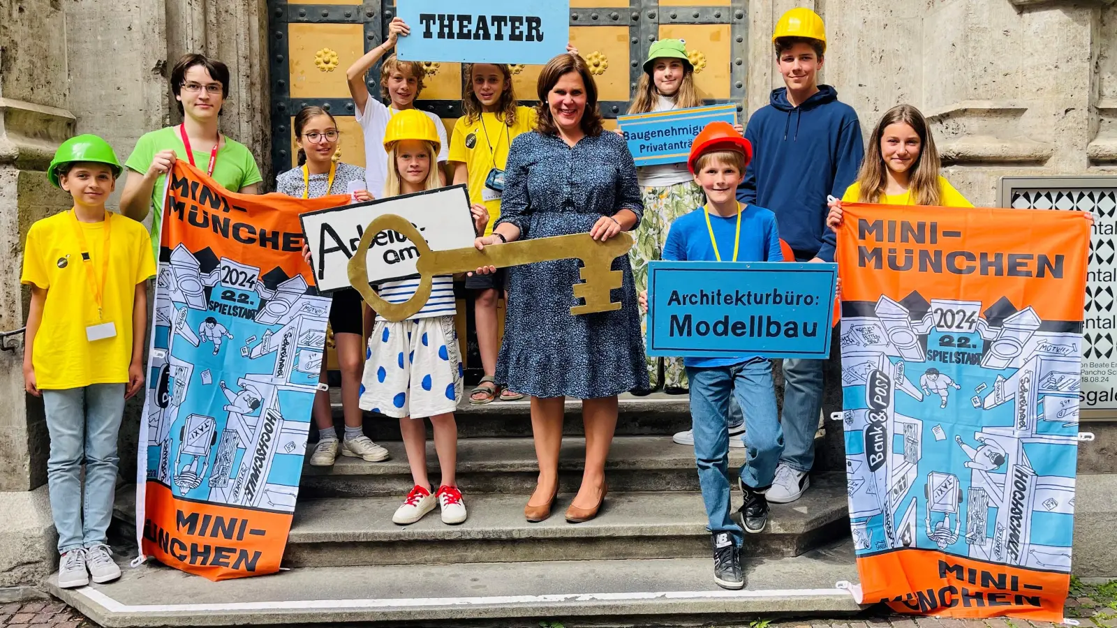 Bürgermeisterin Verena Dietl übergibt für die Zeit von Mini-München den Schlüssel zum Rathaus symbolisch an die Teilnehmer. (Foto: hw)