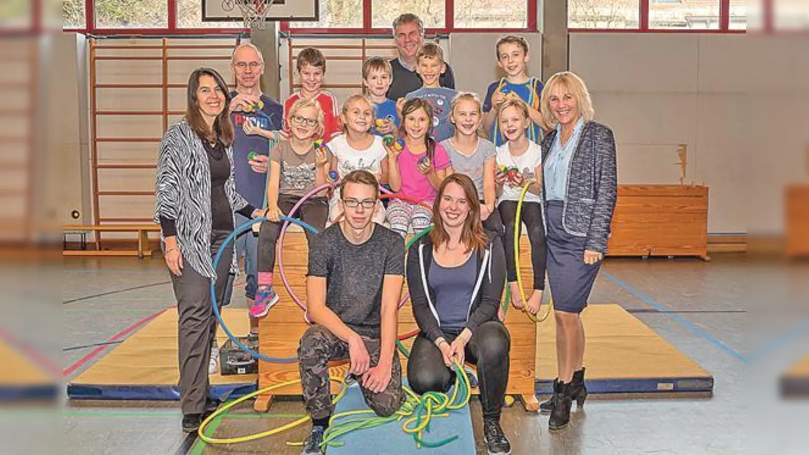 Kindern und ihre Trainern sowie Andrea Zran, Grundschulleiterin St. Konrad (links), Ralf Machwirth, Geschäftsführer TSV Haar (Mitte) und Haars Bürgermeisterin Gabriele Müller (rechts) freuen sich über das neue Sportangebot.	 (Foto: GH)