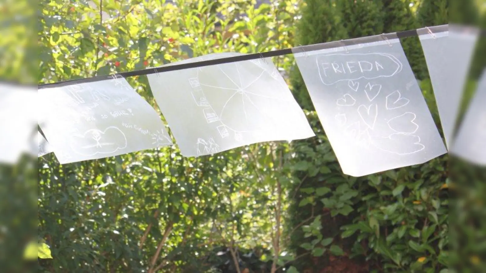 Besonderes Erlebnis: als Raum-, Klang- und Windskulptur hängen rund 1.000 Liebensbriefe von Kindern an Verstorbene bei der Blütenwiese am Urnenfeld im Obermenzinger Friedhof. (Foto: US)