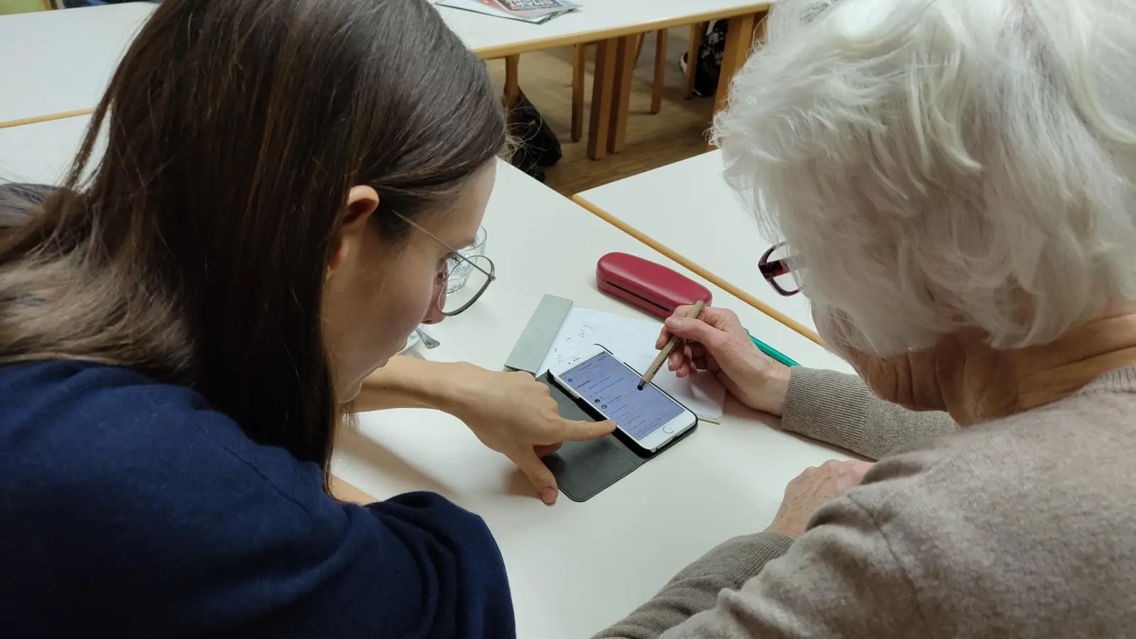 Viele ältere Menschen sind dankbar für Tipps zum Umgang mit dem Smartphone. Im ASZ Perlach findet dazu am 22. Februar eine Sprechstunde statt. Weitere Helfer werden für folgende Kurse gesucht. (Foto:  Caritas München Freising/ Edina Stiegeler)