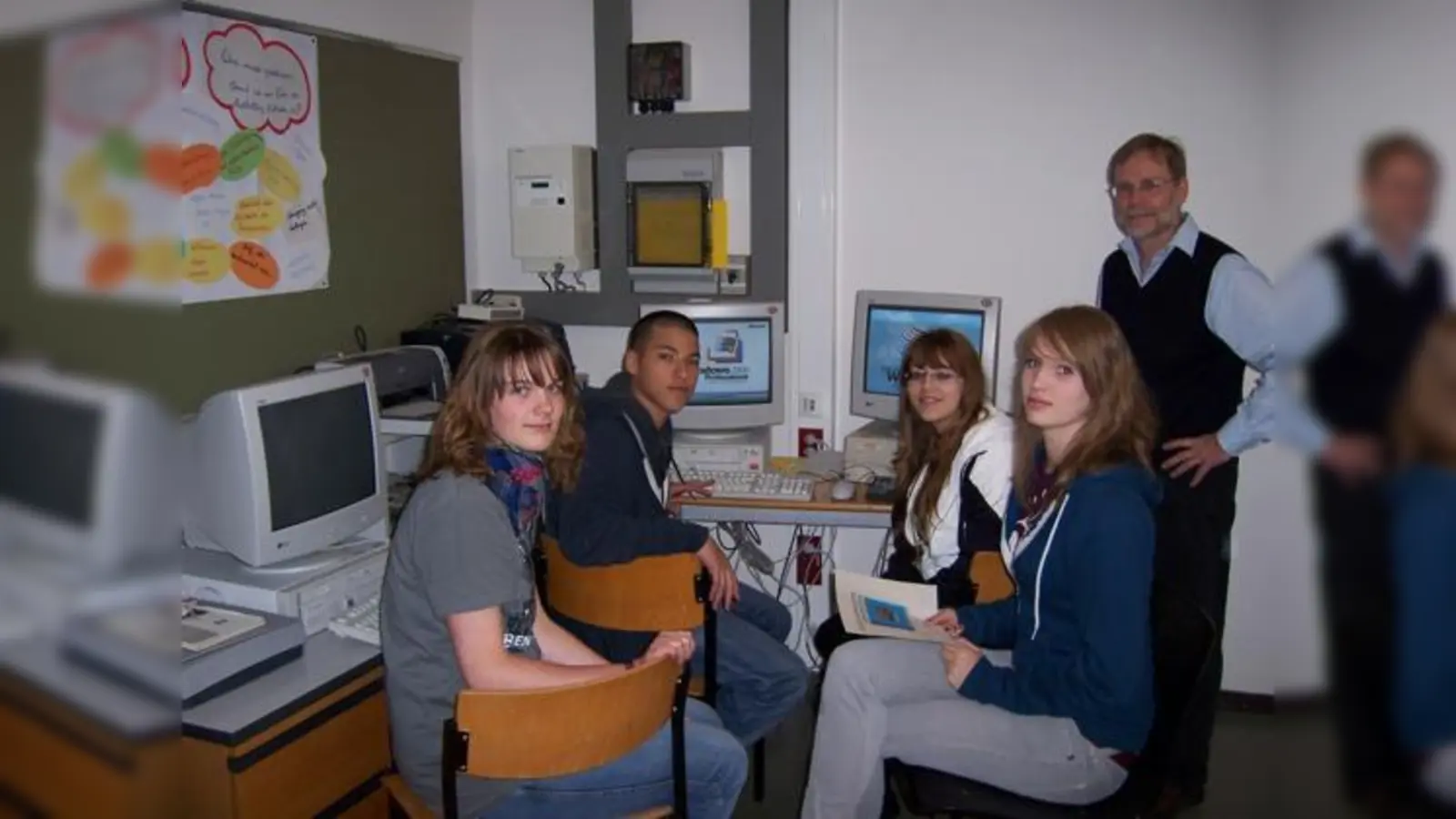 Kreativer Umgang mit der Krise: Projektteilnehmer Vera Seibel, Michel Hiebl, Andrea Rönhildt, Alice Müller (alle 15 Jahre) und Lehrer Ulrich Mehrer (v.l.).	 (F.: sd)