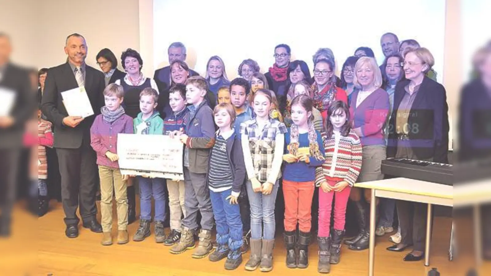 Die Grundschüler der Grundschule Ichostraße freuten sich gemeinsam mit dem Schulpersonal über die Auszeichnung. 	 (Foto: privat)