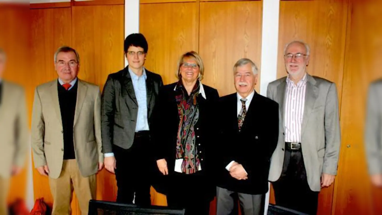 Erste Bürgermeisterin Hannelore Gabor (Mitte) vereidigt die neuen Feldgeschworenen (v. l.): Wilhelm Beck, Carola Kastenmüller, Erwin Seitz und Otto Sondermayer. 	 (Foto: Stadt Garching)