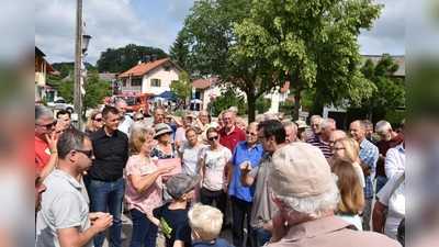 Die Perchtinger erläuterten Bürgermeisterin Eva John ihre Sorgen. (Foto: Hauck)