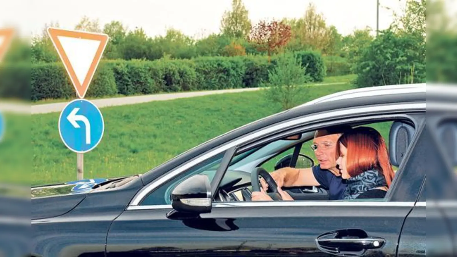 Auf einem Verkehrsübungsplatz mit Papa das Autofahren üben.	 (Bild: ADAC)