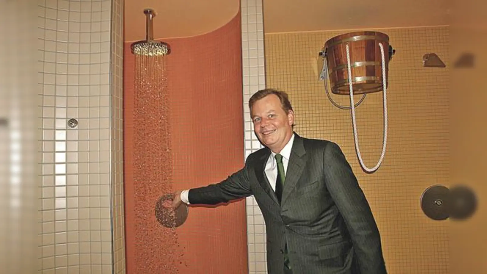 Bürgermeister Jan Neusiedl probierte die neue »Lichtdusche« in der 2009 wieder eröffneten Sauna aus. Ein Genuss für Leib und Seele.	 (Foto: hol)