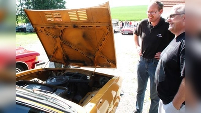 Debatten an der geöffneten Motorhaube, wie hier bei einem Opel Manta A: Beim Oldtimerwochenende in Kirchberg gibt es wieder Gelegenheit dazu.	 (Foto: kw)