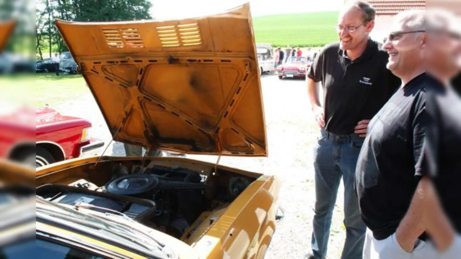 Debatten an der geöffneten Motorhaube, wie hier bei einem Opel Manta A: Beim Oldtimerwochenende in Kirchberg gibt es wieder Gelegenheit dazu.	 (Foto: kw)