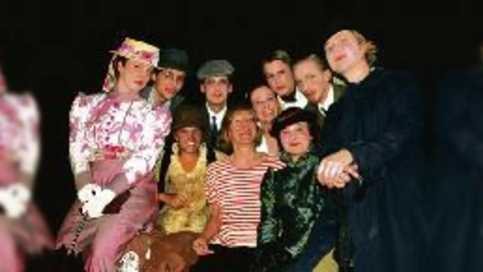 Das Ensemble des Münchner Sommertheaters freut sich schon auf die Aufführungen von »Der zerbrochne Krug«, in dem Dorfrichter Adam einen Eindringling jagt und ein Bauernopfer sucht.	  (Foto: Veranstalter)