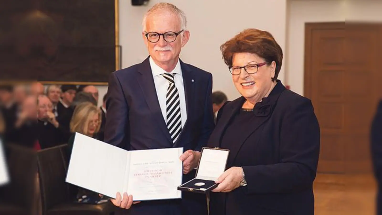 Landtagspräsidentin Barbara Stamm verlieh dem langjährigen Abgeordneten Hans-Ulrich Pfaffmann die Bayerische  Verfassungsmedaille.	 (Foto: BayernSPD Landtagsfraktion)