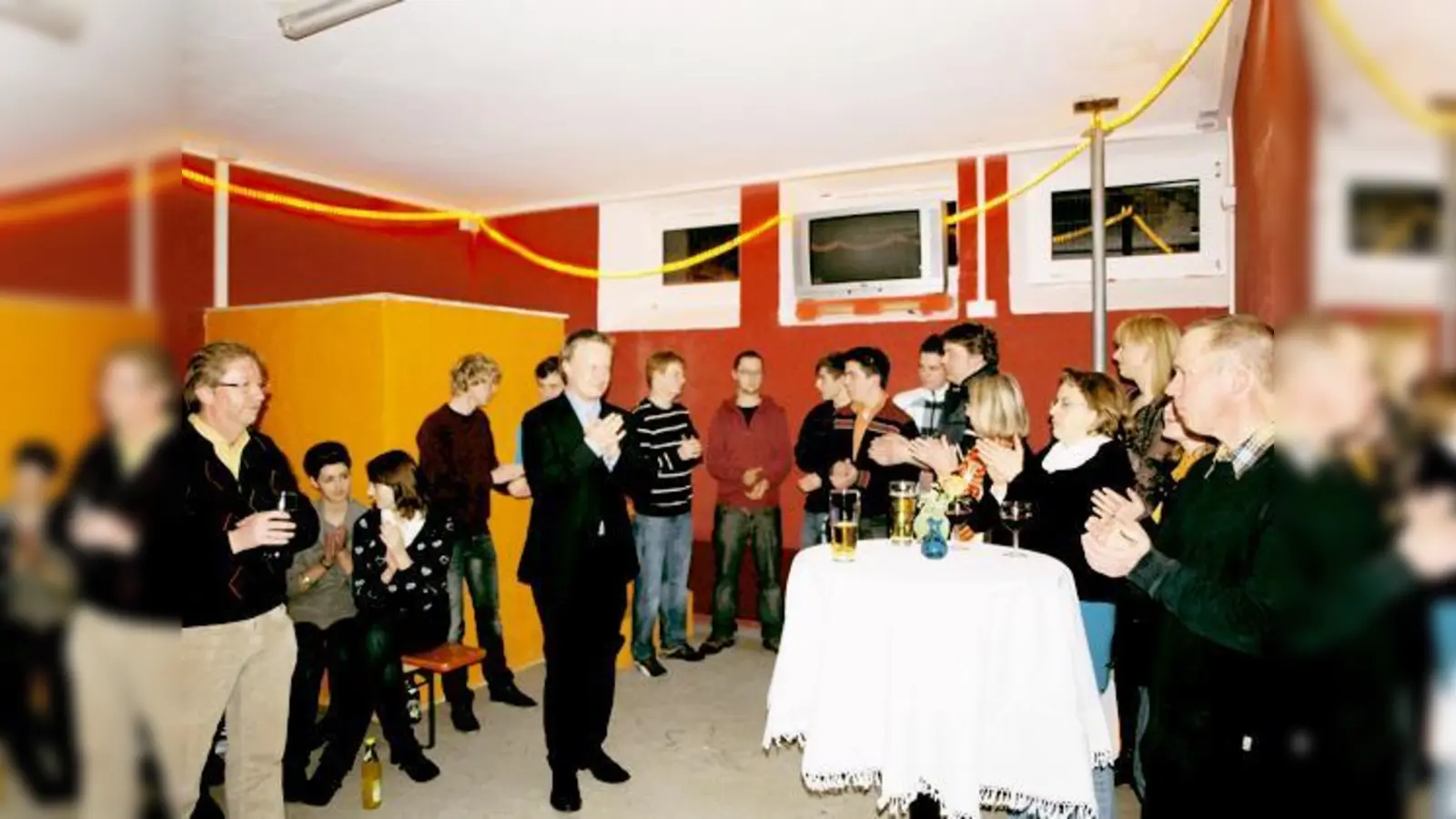 Bürgermeister Robert Niedergesäß (Bildmitte) applaudiert den Neufarner Jugendlichen, die die Räume gestaltet haben.	 (Foto: Ederer)