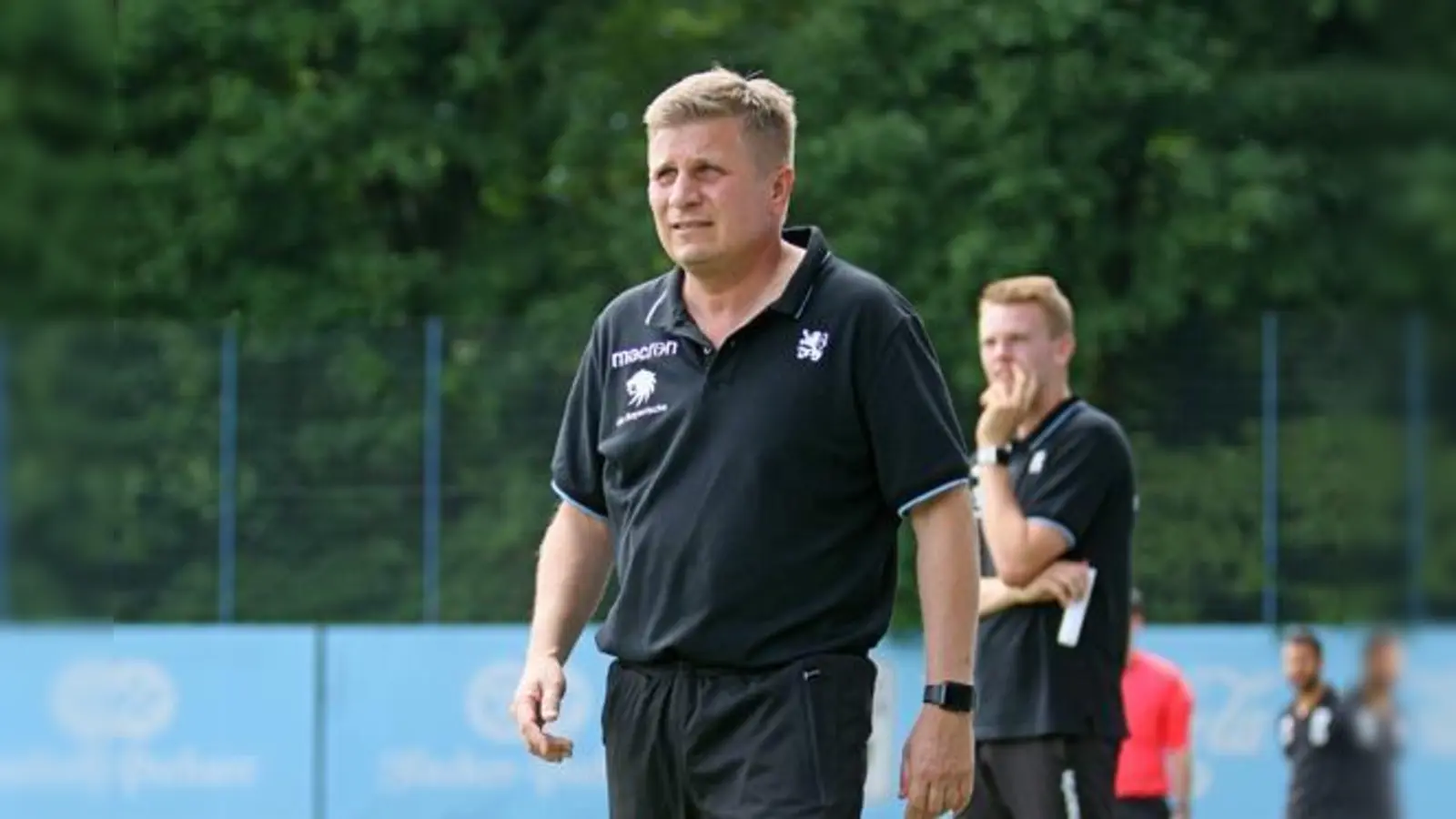 Wieder selbst als Juniorentrainer am Spielfeldrand: Wolfgang Schellenberg.  (Foto: Anne Wild)