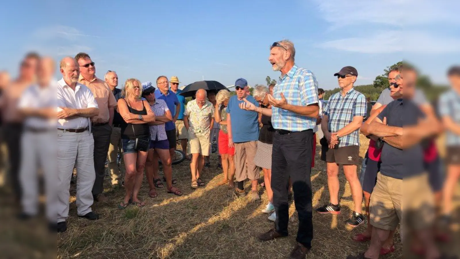 Awista-Chef Peter Wiedemann versucht die Bürger zu überzeugen, links: Bürgermeister Michael Muther. (Foto: pst)