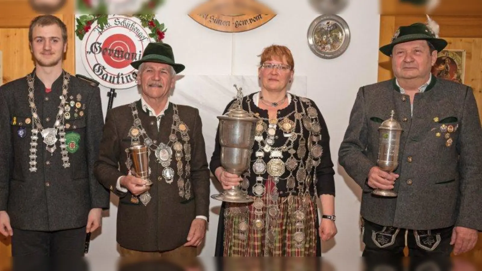 Historisches Erbstück: Die prunkvolle Königskette der Schützenkönigin Karin Ballhorn ist bereits über 100 Jahre alt. Außerdem zu sehen sind Korbinian Stimmer, Manfred Goldmann und Andreas Steet (von links). (Foto: Germania Gauting)