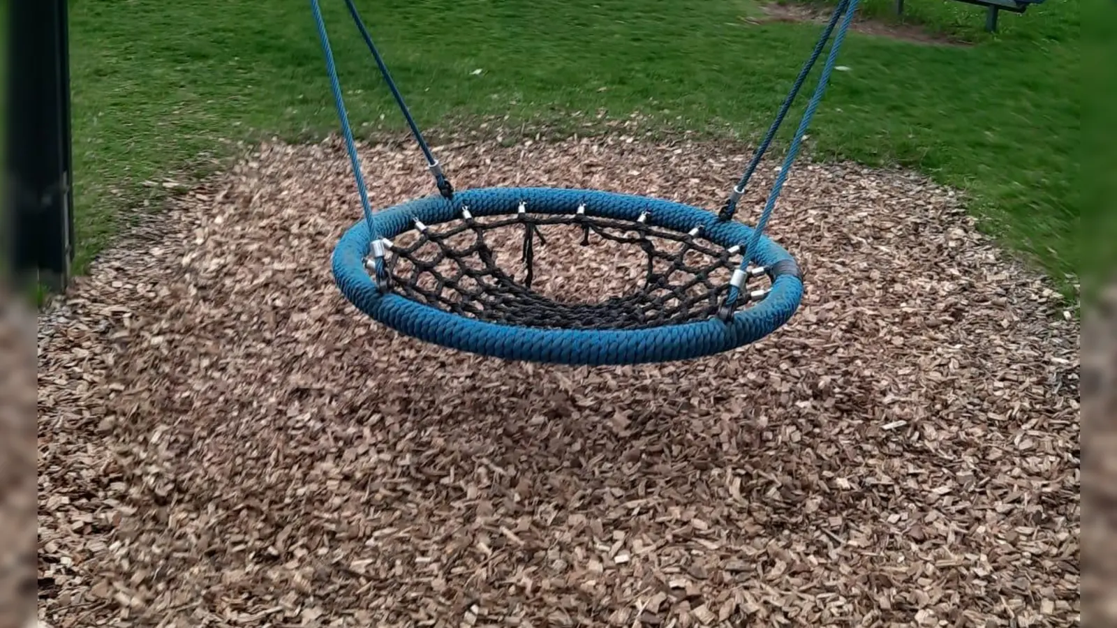 Am Spielplatz im Philosophenweg ist der Korb einer Schaukel mutwillig beschädigt worden. (Foto: Gemeinde Ismaning)