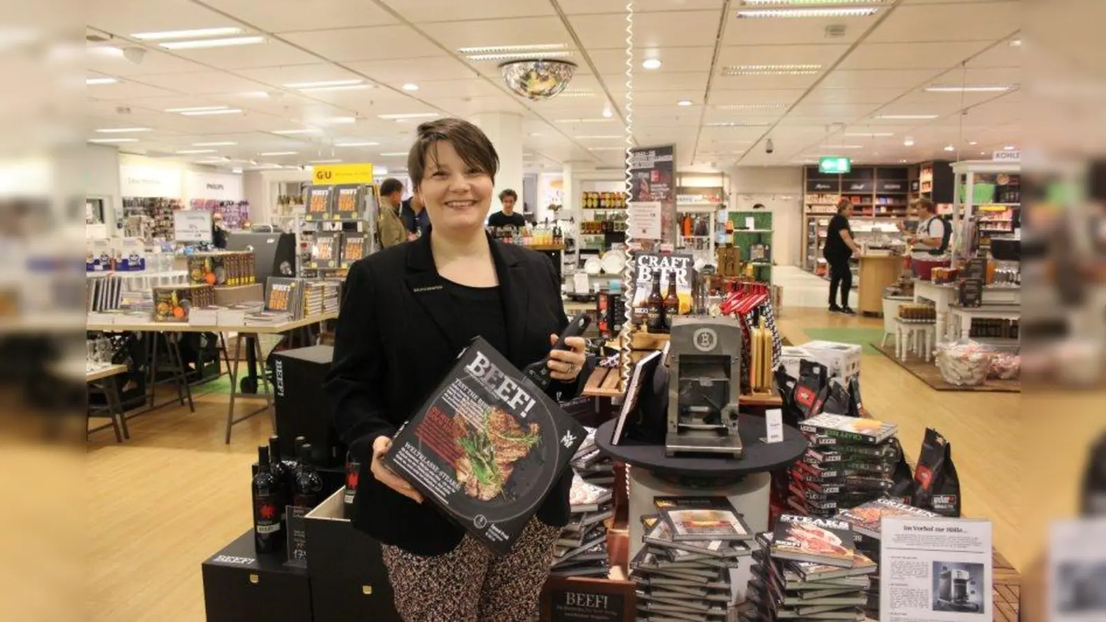 Martina Keller präsentiert die WMF Speed Profi-Pfanne, mit der die perfekten Steaks gelingen. (Foto: sb)