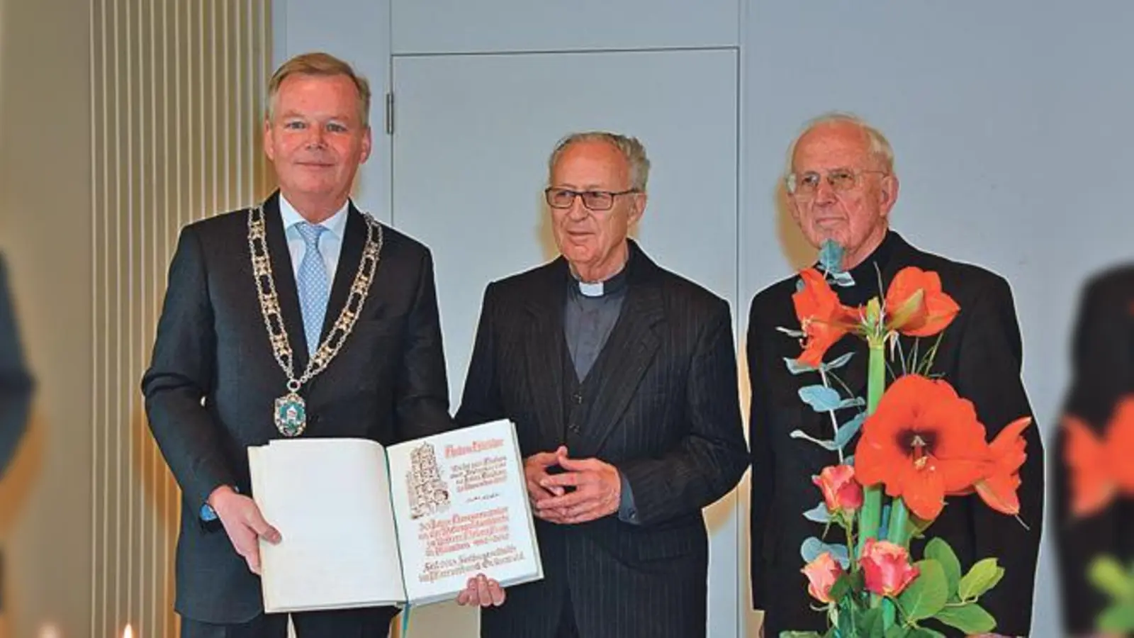 Bürgermeister Jan Neusiedl, Diakon Anton Häckler und Weihbischof em. Engelbert Siebler (v.l.).	 (Foto: Gemeinde Grünwald)