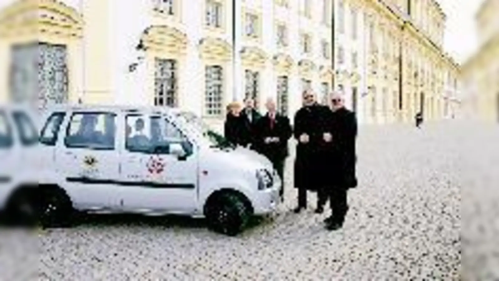 Einen Schlüssel für die  (Foto: Georg Kalmer, Vorsitzender des Alten- und Krankenpflegevereins (2. v. r.), nahm vergangene Woche die neuen Autoschlüssel aus den Händen von Lions-Präsident Gerhard Kratzer (re.) entgegen. Der Opel ist eine Spende aus dem E)