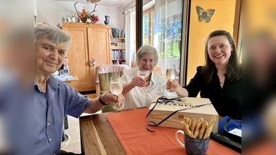 Josefa und Erwin Imsel in Martinsried feierten ihre Eiserne Hochzeit. Bürgermeisterin Judith Grimme gratulierte. (Foto: Ulrike Seiffert)