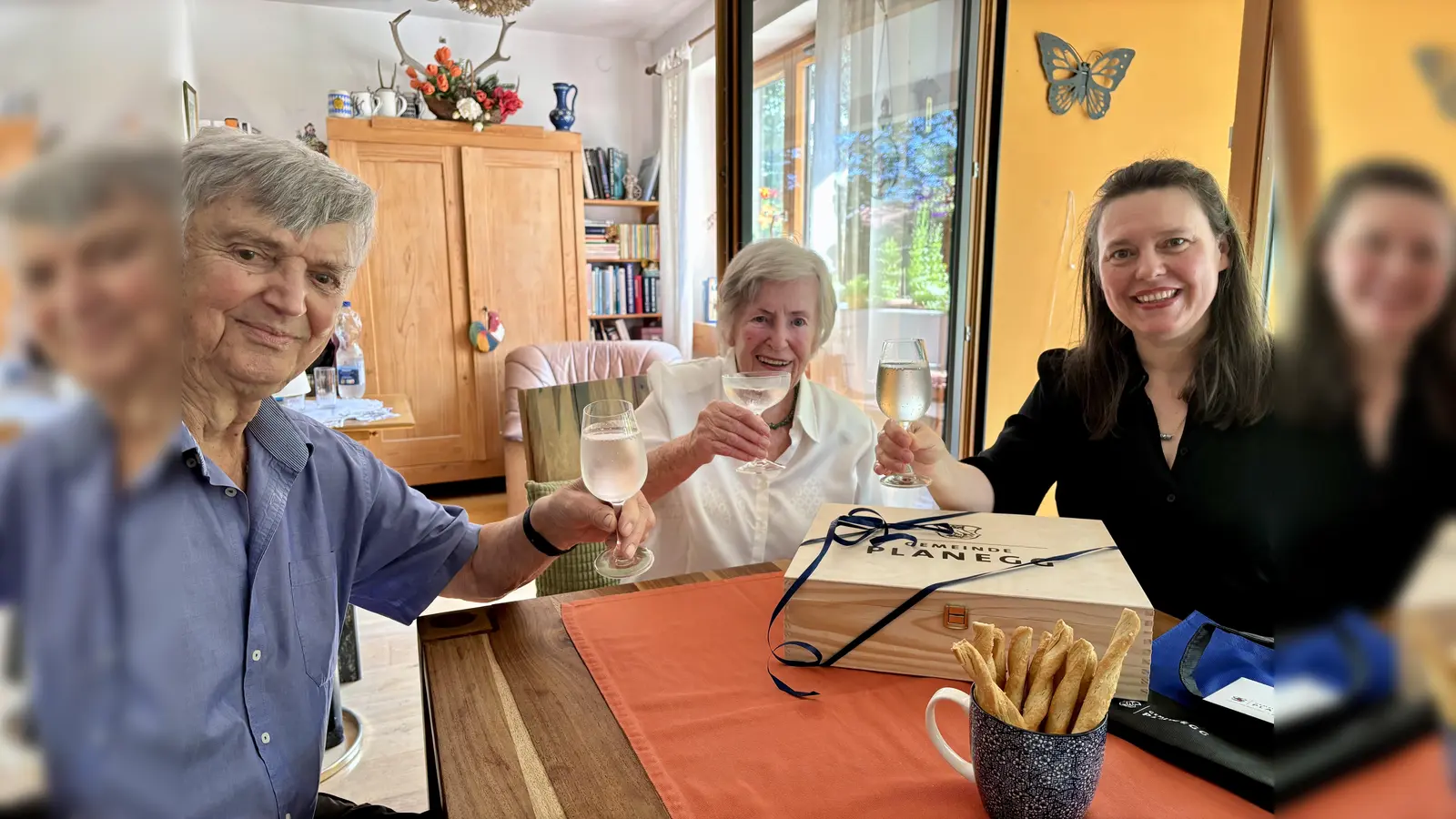 Josefa und Erwin Imsel in Martinsried feierten ihre Eiserne Hochzeit. Bürgermeisterin Judith Grimme gratulierte. (Foto: Ulrike Seiffert)