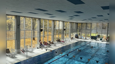 Die neue Hallendecke hat eine bessere Akustik und hübsche Farbakzente. (Foto: pst)