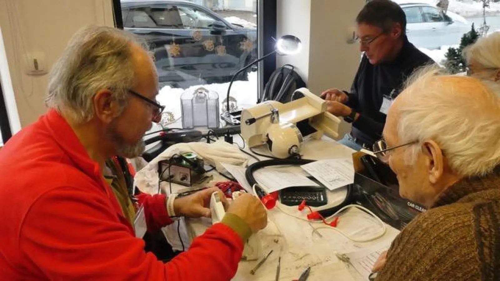 Die Ehrenamtlichen versuchen im Repair Café den Fehlern auf die Spur zu kommen.  (Foto: Michael Springer)