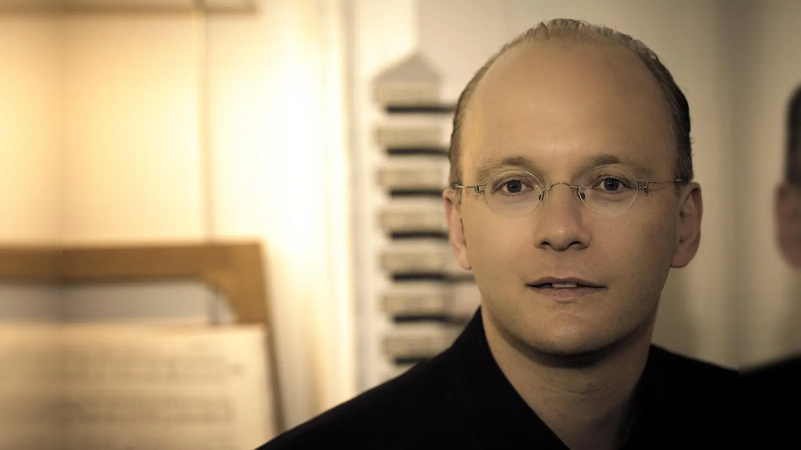 Hansjörg Albrechts Konzert am Dreikönigtag wird auf eine Videoleinwand im Kirchenraum übertragen. (Foto: Picasa/Florian Wagner)